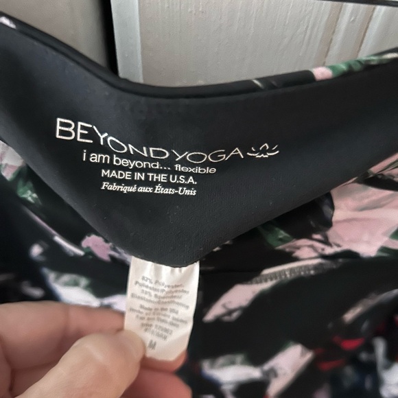 BEYOND YOGA Stylish Women’s Floral Print Leggings in EUC with Comfortable Fit - Picture 2 of 7